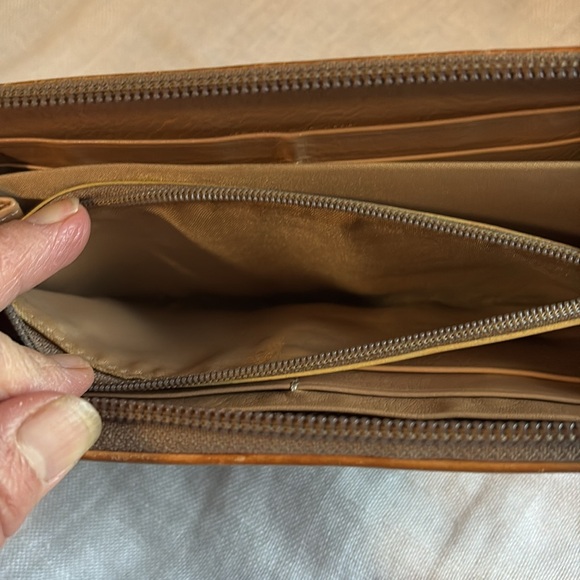 Dior Tan Wallet with Iconic Monogram Design - Picture 12 of 16